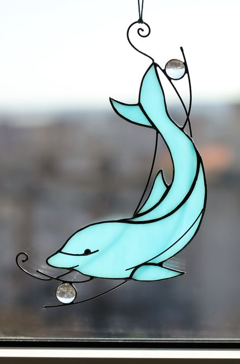 Glass Dolphin, L'art Du Vitrail, Glass Painting Patterns, Stained Glass Patterns Free, Stained Glass Butterfly, Stained Glass Decor, Stained Glass Ornaments, Stained Glass Suncatchers, Stained Glass Suncatcher