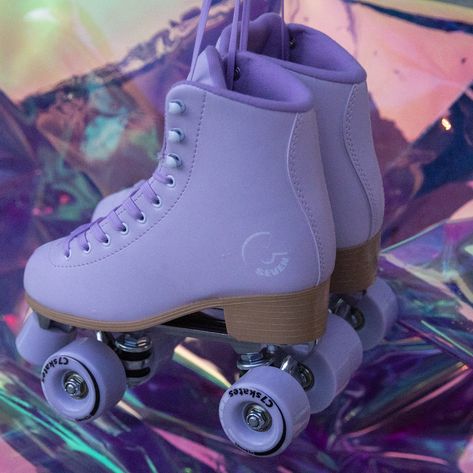 Purple Roller Skates Aesthetic, Cool Roller Skate Designs, Pastel Roller Skates, Preppy Roller Skates, Cute Roller Skates Aesthetic, Cute Roller Blades, Converse Roller Skates, Cute Skates, Roller Skates Outfits