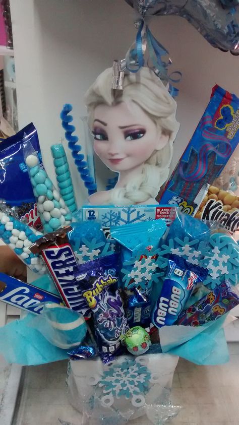 arreglo de dulces de frozen Pastel Frozen, Unique Easter Baskets, Ideas Cumpleaños, Unique Easter, Candy Bouquet, Gift Basket, Easter Baskets, Paloma, Hanukkah Wreath