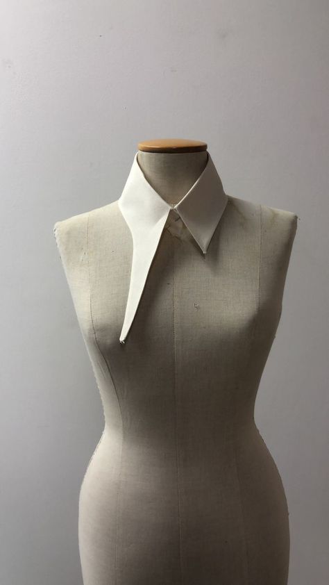 Collar Types, Dramatic Collar, Draping Fashion, Clothing Details, Collar Designs, Mode Inspo, Mode Vintage, Mode Inspiration, Fashion Sewing