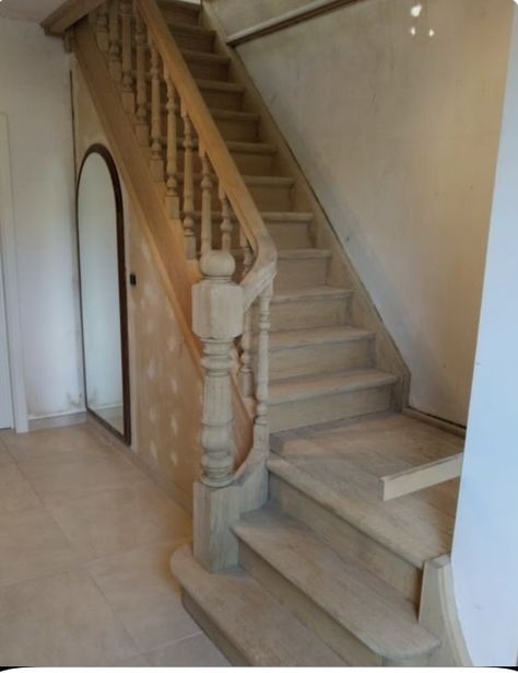 Old Style Staircase, Cottage Staircase, Landing Stairs, Cottage Stairs, Farmhouse Stairs, Bungalow Ideas, Straight Stairs, Earth Sheltered Homes, New Staircase