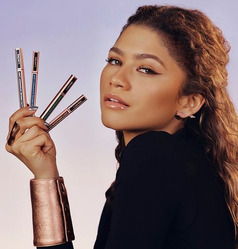 Easy Eyeliner, Lancome Idole, Eyeliner Application, Zendaya Maree Stoermer Coleman, Simple Eyeliner, Zendaya Style, How To Apply Eyeliner, Curly Hair Inspiration, Zendaya Coleman