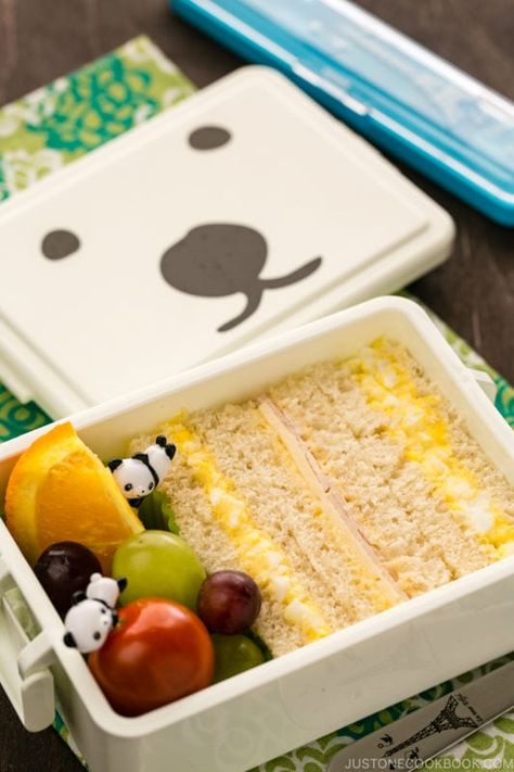 Japanese Egg Salad Sandwich Recipe, Easy Bento Box Ideas, Japanese Salad Recipes, Yakimeshi Recipe, Sandwich Bento, Bento Box Ideas, Easy Bento, Japanese Sandwich, Japanese Salad