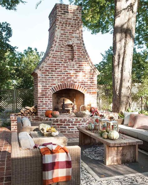 Get the most out of the season's cool weather! Check out our tips for creating an outdoor living room, and you won't want to go back inside. Link's in the profile! #thecottagejournal #fallstyle #decorinspo Design Grill, Outdoor Fireplace Designs, Backyard Cottage, Outdoor Fireplace Patio, Patio Fireplace, Backyard Fireplace, Casa Exterior, Backyard Spaces, Outside Living