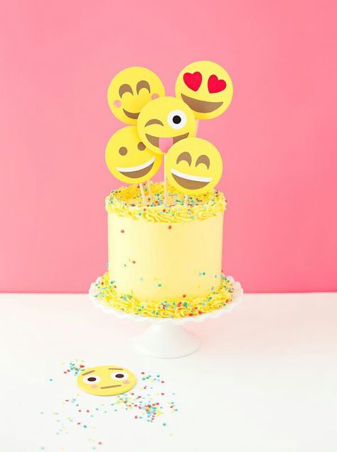 Emoji Cake OMG Emoji Birthday Cake, Party Emoji, Emoji Craft, Emoji Cake, Emoji Birthday Party, Birthday Cake With Photo, Emoji Party, Emoji Birthday, Teen Birthday