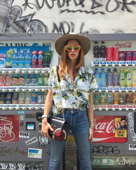 5 Ways The Hawaiian Shirt Is The Style MVP Of Singapore Hawaiian Shirt Outfit, Formal Chic, Fashion Dresses Formal, Summer Bathing Suits, Hawaiian Shirt Women, Mode Boho, Vintage Hawaiian Shirts, Hawaiian Outfit, Estilo Boho