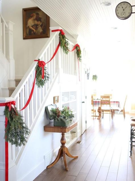 15 Festive Christmas Staircase Decor Ideas Christmas Banister, Christmas Stairs Decorations, Staircase Decor Ideas, Christmas Staircase Decor, Christmas Stairs, Christmas Entry, Christmas Staircase, Staircase Decor, Simple Christmas Decor