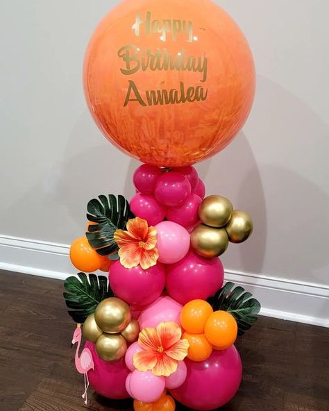 Tropical Balloon Centerpieces, Graduation Party Tropical Theme, Luau Balloon Centerpieces, Tropical Balloon Bouquet, Hawaiian Balloon Decor, Tropical Party Ideas Decor, Moana Birthday Balloons, Hawaiian Balloon Decorations, Luau Balloon Decorations