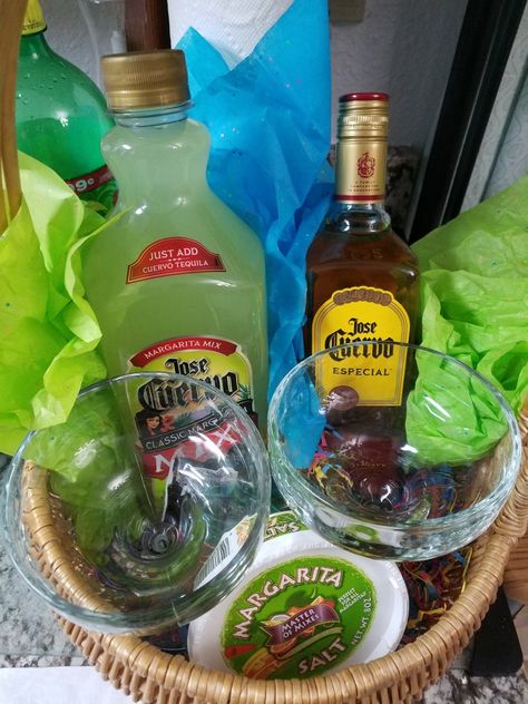 Margarita Basket, Tequila Gifts Basket, Raffle Basket Ideas, Simple Margarita, Tequila Gifts, Liquor Gift Baskets, Auction Gift Basket Ideas, Chinese Auction, Tequila Gift