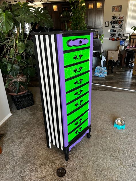 Halloween Furniture Diy, Halloween Painted Furniture, Goth Room Painting Ideas, Cool Dresser Ideas, Diy Gothic Furniture, Witchy Furniture Diy, Gothic Painted Furniture, Beetlejuice Room Ideas, Gothic Upcycle Furniture