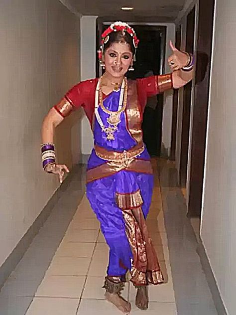 Sudha Chandran had a leg amputated in 1981 but subsequently became an established Indian dancer and actress. She was born in 1965 in Mumbai, Maharashtra, India. Sudha Chandran, Mumbai Maharashtra, Dance Photos, Other People, Mumbai, Dancer, Actresses, India