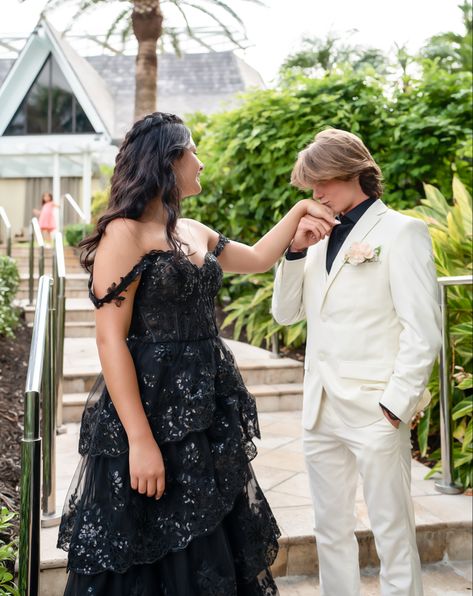 Couple Prom Poses Pic Ideas, Black Dress Prom Couple, Prom Poses Couples Funny, Black Prom Dress Couple, Hoco Photo Ideas, Prom Poses Couples, Prom Shoot, Formal Photography, Prom Pose