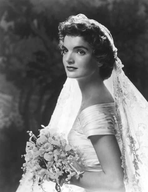 Her wedding photo / 31 Flawless Photos Of Jackie Kennedy (via BuzzFeed) Chic Vintage Bride, Stars D'hollywood, Iconic Weddings, Poppy Delevingne, Wedding Dresses Photos, Vintage Bride, White Photo, Royal Wedding, First Lady