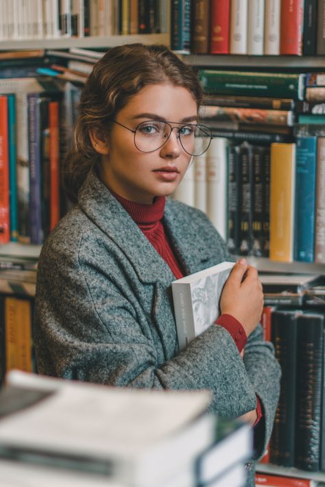 Library Photo Shoot, Library Girl, Models To Draw, Photography Inspiration Portrait, Graduation Photography, Portrait Photoshoot, Portrait Photography Poses, Adobe Creative Cloud, Adobe Creative