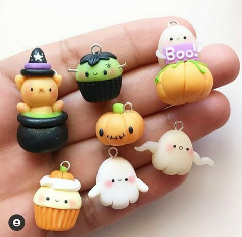 Halloween Clay Pins, Polymer Clay Crafts Halloween, Halloween Clay Charms, Clay Charm Ideas, Polymer Clay Charms Kawaii, Clay Chibi, Spooky Basket, Fimo Kawaii, Clay Creatures