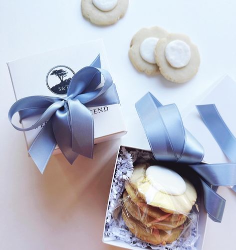 The SWEETEST 🍋 little welcome for guests of the bride and groom. Party Favors Business, Corporate Cookies, French Macaroon Recipes, Cookie Shots, Hotel Gifts, Lemon Cookie, Wedding Welcome Gifts, Cookie Boxes, French Macaroons