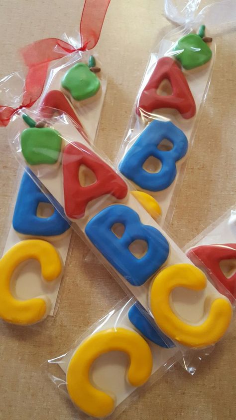 Abc Cookies Decorated, School Cookies With Royal Icing, Back To School Cookies For Kids, End Of School Sugar Cookies, School Themed Treats, Back To School Baked Treats, Back To School Desserts, School Cookies Decorated, First Day Of School Cookies