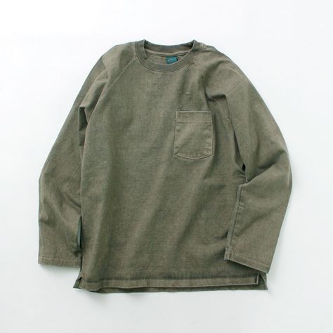 シンプルかつ無骨な存在感 Good Onの中で最もリピート購入率の高い人気商品「S/S HEAVY RAGLAN POCKET TEE」を、ロングスリーブにアレンジしたTシャツが登場。 まるで薄手のスウェットのように存在感のある生地は、定番のTシャツより重厚な9オンス。ほど良い厚みがあるボディで、良質なアメリカ綿の着心地を存分に味わうことができます。 丈夫で長年着続けられるTシャツだけに、自分だけの1枚に育て上げていく楽しさを味わえる逸品です。 GOOD ON（グッドオン） 古き良きアメリカ製品が備えていた、タフで着込むほどに風合いが増すTシャツを目指し、日本で設立。上質なアメリカンコットンにこだわったTシャツやスウェットシャツなどを展開しています。 重厚ながら肌に馴染むヘビーウェイト生地 良質なアメリカ綿の着心地を存分に味わうことができる9オ�ンスのTシャツ生地。重厚な着応えながらも着る度に柔らかく身体に馴染んでいき、経年変化によって高級感のある風合いを纏っていきます。 厳しい品質基準をクリアしたアメリカ綿 Good Onは「COTTON U.S.A」を使用。「COTTON U.S.A Pocket Tshirt, Pocket Tee, Stylish Shirts, Unique Pieces, Sweat Shirt, Long Sleeve Shirts, Navy, T Shirts, Sweatshirts