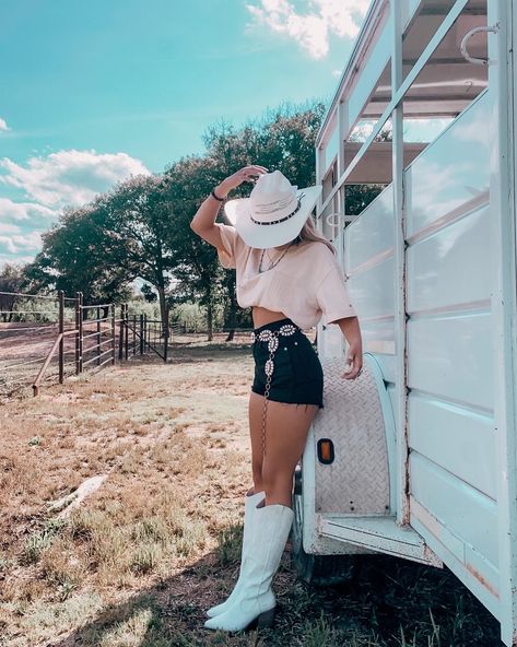 2023 Country Outfits, Georgia Rodeo Outfits, Western Outfit Inspo Concert, Country Stampede Outfits, 2024 Rodeo Outfits, California Cowgirl Outfits, All Black Cowgirl Outfit Rodeo, Small Town Rodeo Outfit, Fair And Rodeo Outfits