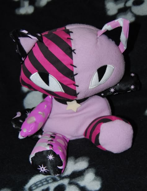 Emily cats purple 1 Cats Purple, Creepy Stuffed Animals, Nothing To See Here, Emily The Strange, Yami Kawaii, Scene Kids, Scene Emo, Kawaii Plushies, Move Along