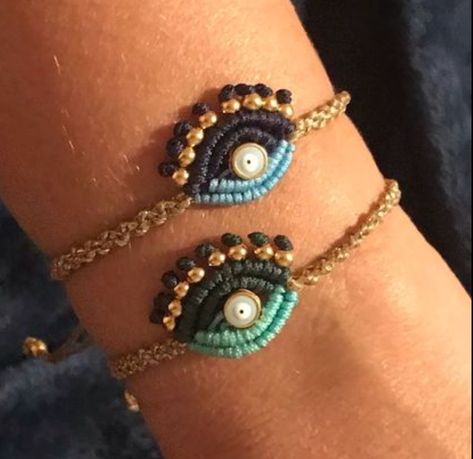 Macrame Evil Eye Bracelet, How To Make Evil Eye Bracelet, Macrame Rakhi, Macrame Eye, Evil Eye Bracelet Diy, Woven Bracelet Diy, Diy Jewelry Hacks, Evil Eye Macrame, Diy Macrame Projects