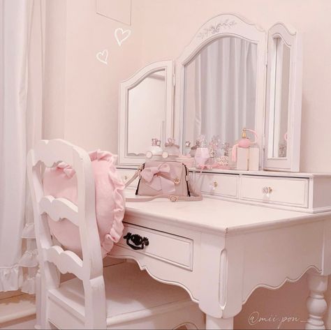 i do not own! -> mii.pon_ on insta Angelcore Room, Dolly Room, Dollette Core, Princess Vanity, Pink House Interior, Coquette Girls, Coquette Bedroom, Coquette Decor, Bedroom Drawing