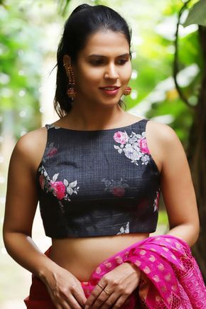 Black and pink floral printed kota boatneck blouse with tassel detailing #blouse #saree #houseofblouse #desi #indianwear #bollywood #style #black #pink #floral #print #kota #boatneck #sleeveless #tassel #detail #back