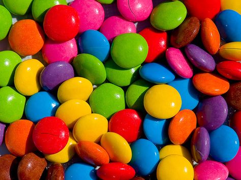 Smarties, still love them Vibrant Academia, Colorful Balloons, Rainbow Food, Food Wallpaper, Rainbow Aesthetic, Candy Chocolate, Candy Girl, Tableau Art, Maximalism