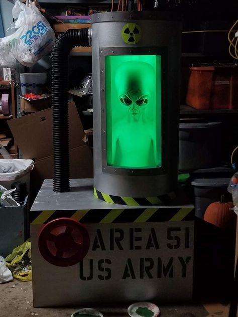 Alien Halloween Yard Decorations, Alien Theme Halloween Decorations, Alien Invasion Halloween, Alien Haunted House, Diy Alien Spaceship, Area 51 Halloween Decor, Area 51 Costume, Alien Halloween Decorations, Area 51 Party