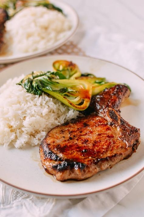 These Asian pork chops are marinated for a quick 20 minutes and then seared to perfection for a fast, easy, and delicious dinner! Source: thewoksoflife.com Asian Inspired Pork Chops, Asian Pork Chop Recipes, Pork Chop Recipes Oven, Asian Pork Chops, Pork Ideas, Lazy Meals, Asian Pork Recipes, Seared Pork Chops, Recipe Pork