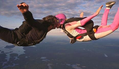 Skydive kiss. Cute. Skydiving Wedding, Sky Diving, Quirky Wedding, Bungee Jumping, Pre Wedding Shoot, Future Love, Happy Together, Skydiving, Experience Gifts