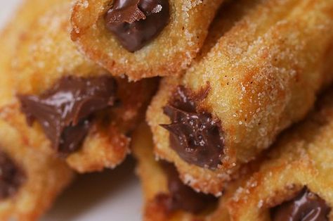 You Need These Chocolate-Hazelnut Stuffed Churros As Your Next Dessert Churros Stuffed, Chocolate Churros, Chocolate Videos, Passover Desserts, Churros Recipe, Recipe List, Recipe Cake, Passover Seder, Chocolate Hazelnut Spread