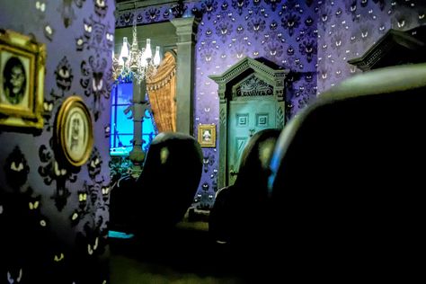 Famous Haunted Houses, Haunted Mansion Movie, Disneyland Art, Haunted Mansion Ride, Haunted Mansion Disney, Disney Ride, Phantom Manor, Haunted Mansion Halloween, Haunted Mansion Disneyland