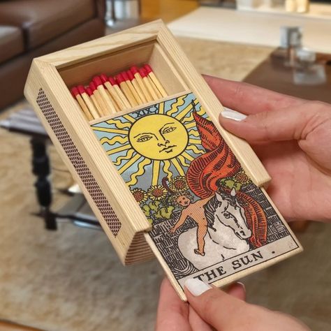 Diy Art Gifts, Match Box Design, Vintage Home Ideas, Cheap Personalized Gifts, Christmas Presents For Friends, Tarot Gifts, Matchbox Art, Match Box, Retro Gift