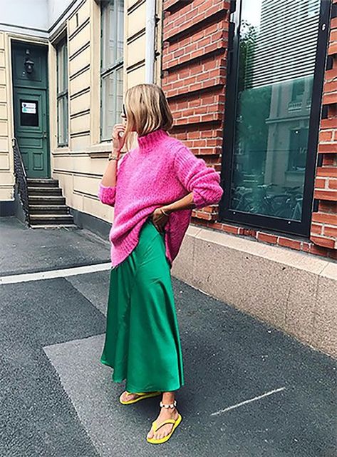 Bright pink slouchy sweater with emerald green maxi skirt and sandals Green Skirt Outfits, Bright Pink Sweater, Rok Outfit, Pink Turtleneck, Green Maxi Skirt, Fashion Trend Forecast, Look Rose, Fun Outfits, Colorful Outfits