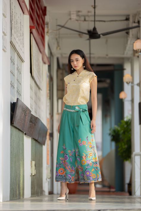 Sewing Skirt, Audrey Hepburn Pictures, Kebaya Lace, Family Dress, Sea Style, Cotton Pants Women, Batik Fashion, Asian Fusion, Thai Dress