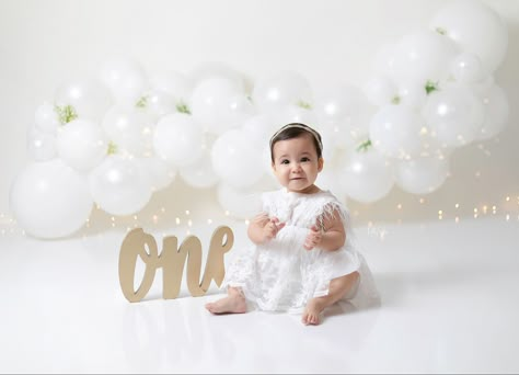 All White Cake Smash Photoshoot, Birthday Photoshoot White Background, January Cake, One Year Old Photoshoot, 1st Birthday Photo Ideas, Studio Photo Ideas, Portraits For Kids, Baby Photography Poses, Cake Smash Theme