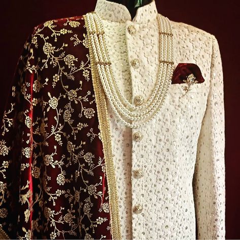 Sherwani Groom Wedding Classy, Golden Sherwani Grooms, Groom Indian Wedding Outfits, Groom Wedding Outfits, Best Wedding Suits For Men, Marriage Clothes, Outfits For Groom, Wedding Clothes For Men, Man Dress Design