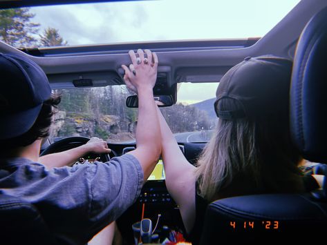 Romantic Road Trip Couple, Road Trip Romance Aesthetic, Road Trip Date Aesthetic, Roadtrip Aesthetic Couple, Road Trip Aesthetic Couple, Couple Roadtrip, Couple Road Trip, Roadtrip Couple, Couples Road Trip