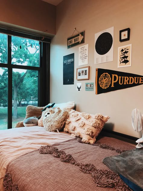 Purdue Dorm Room, Purdue Dorm Room Ideas, Purdue Dorm, Collage Dorm Room, Beautiful Dorm Room, Pink Dorm Rooms, Preppy Dorm Room, Boho Dorm Room, Cute Dorm