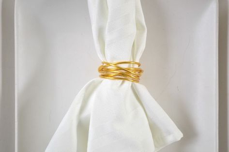 TWO MINUTE DOLLAR STORE WIRE NAPKIN RINGS Entertaining Mad in Crafts Fall Napkin Rings, Diy Napkin Holder, Diy Napkin Rings, Dollar Store Finds, Gold Napkin Rings, Napkin Rings Diy, Gold Napkins, Tree Inspiration, Rings Diy