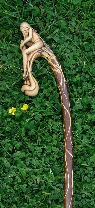 Wood Carving Dremel, Sculpture Dremel, Art Sculpture En Bois, Unique Walking Sticks, Tree Spirits, Handmade Walking Sticks, Wooden Staff, Walking Staff, Wood Carving Faces