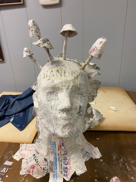 Paper Mache Zombie, Paper Mache Mask Ideas, Paper Mache Face, Cardboard Paper Mache, Mascara Papel Mache, Paper Mache Masks, Surrealism Sculpture, Paper Mache Head, Cardboard Mask