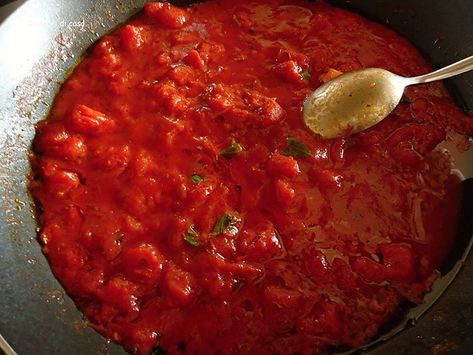 Sauce tomate italienne : la véritable base pour les pâtes et pizzas - Marmite du monde Snack Sani, Coconut Milk Smoothie, Sauce Spaghetti, Italian Tomato Sauce, Canned Blueberries, Scones Ingredients, Healthy Recipes Easy Snacks, Easy Smoothie Recipes, Sauce Tomate