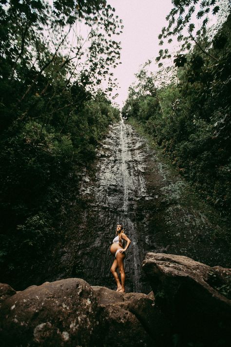 Jungle Maternity Shoot, Waterfall Maternity Shoot, Waterfall Maternity Pictures, Hawaii Maternity Shoot, Maternity Waterfall, Jungle Shoot, Gender Reveal Photo Shoot, Jungle Waterfall, Pregnant Photoshoot