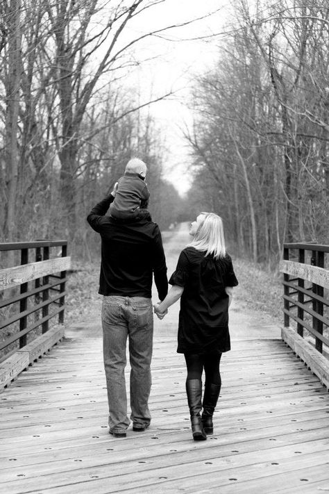 Bridge Family Photo Bridge Photoshoot Photo Ideas Family, Family Photo On Bridge, Covered Bridge Family Photos, Family Photos On A Bridge, Family Bridge Photoshoot, Rustic Family Photoshoot, Bridge Family Photos, Family Cabin Trip, Family Shoot Poses