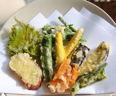 1 cup of flour 1 tablespoon cornstarch 1 1/2 cups of seltzer water Salt Veggie Tempura, Vegetable Tempura, Tempura Recipe, Yummy Vegetable Recipes, Japanese Cooking, Fried Vegetables, Japanese Dishes, Idee Pasto Sano, Japan Food