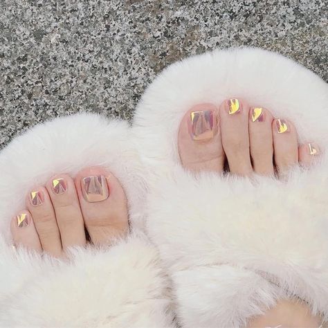 Amazon.com: MISUD Chrome Press on Toenails Glossy Fake Toe Nails Pink Aurora Acrylic Glue on Toe Fake Nails Shiny Pearl Flash Stick on False Toenails with Design Full Cover Sparkly Laser ToeNails for Women 24pcs : Beauty & Personal Care Press On Toenails, Fake Toenails, Acrylic Toe Nails, Acrylic Toes, Pink Toes, Summer Toe Nails, Summer Manicure, Nail Forms, Nail Sizes