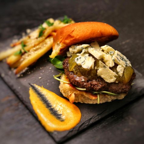 [Homemade] Kobe burger with blue cheese and granny smith apple chutney Burger Plating Presentation, Burger Plating Ideas, Burger Plating, Red Pepper Aioli, Fine Dining Plating, Plated Food, Chef Ideas, Apple Chutney, Best Burger Recipe