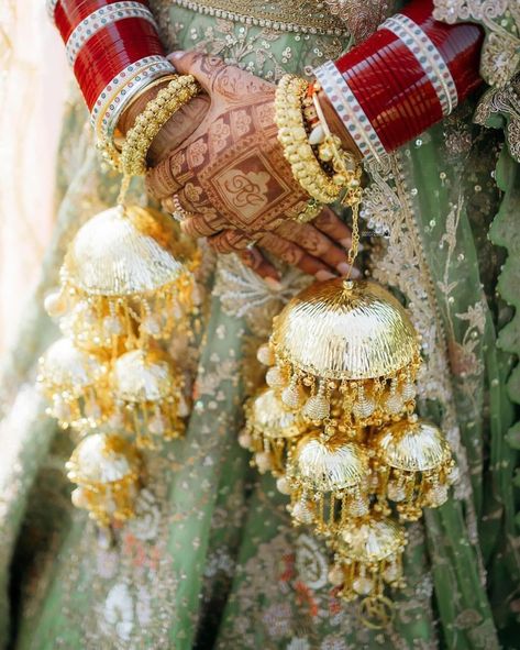 Kaleere Punjabi, Punjabi Aesthetic, Anand Karaj, Sikh Bride, Bridal Chura, Punjabi Bride, Cartoon Pictures, Royal Brides, Bridal Bangles